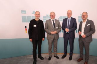 Od lewej: Leo Lübke, prezydent VDM, Frank Schäffler (FDP), Ralph Brinkhaus (CDU) i Jan Kurth, dyrektor generalny VDM. Fot. VDM/VHK.