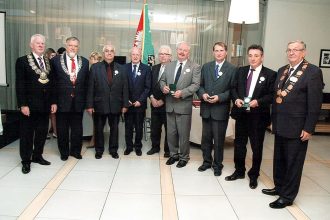 Laureaci medali imienia Jana Kilińskiego za zasługi dla rzemiosła polskiego (Wiesław Wajnert – drugi z prawej), 11 marca 2014 r.
