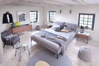 „Essence” Swarzędz Home to tapicerowane łóżko na drewnianej konstrukcji o charakterystycznej, minimalistycznej formie.