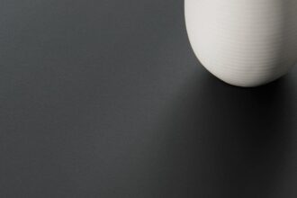 Technologia produkcji laminatów „Edel Matt” Resopal sprawia, że ich powierzchnia jest idealnie matowa, dzięki czemu dobrze rozprasza światło.