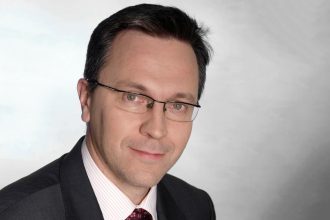 Krzysztof Rybiński, profesor i rektor Wyższej Szkoły Ekonomiczno-Informatycznej w Warszawie. W latach 2004-2008 wiceprezes NBP. Był również partnerem w Ernst & Young i głównym ekonomistą w kilku bankach.