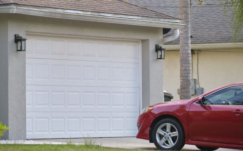 Orion - brama garażowa z czerwonym autem