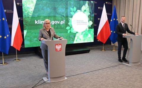 Minister klimatu i środowiska Paulina Hennig-Kloska i wiceminister Mikołaj Dorożała podczas konferencji prasowej.